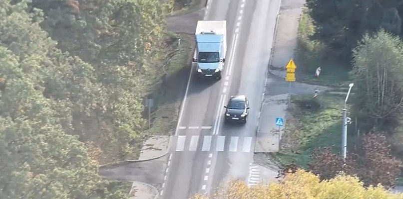 Policja Sochaczew: niebezpieczne wyprzedzanie w oku drona [VIDEO] - 88212