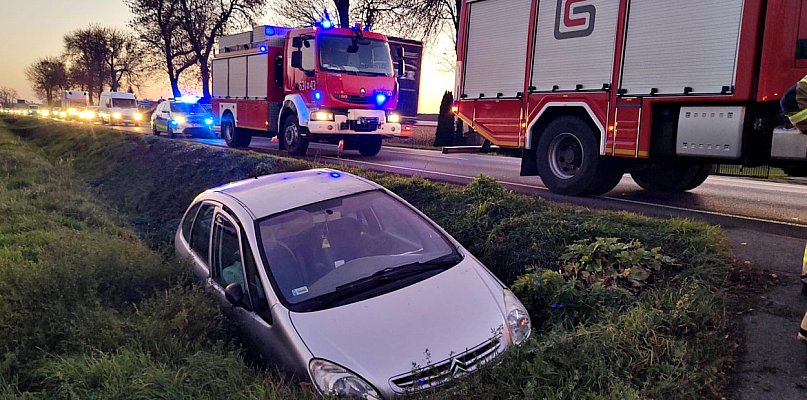 Samochód w rowie na DK 50, kierowca trafił do szpitala - 88679