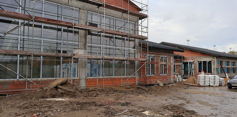 Biblioteka w Teresinie rośnie, w perspektywie kawka pod parasolem - 89141