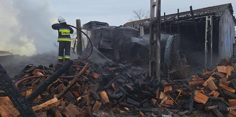 Duży pożar w Kromnowie, spłonął kombajn i sieczkarnia - 89187