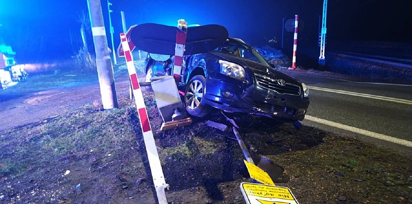 Kierowca Toyoty kontra przejazd kolejowy w Nowym Żylinie - 89292