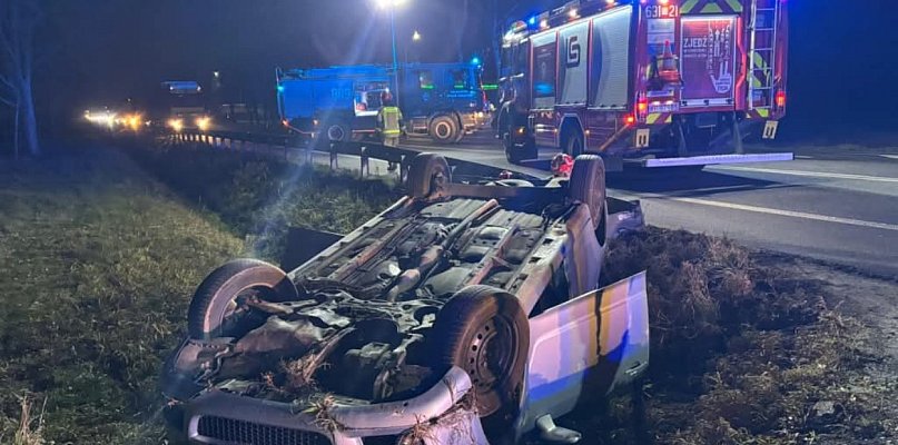 Dachowanie na DK 50, strażacy: wyglądało groźnie - 89865