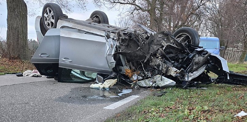 Dachowanie w gminie Kampinos, jedna osoba w szpitalu - 89895