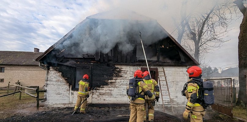 Łaziska: drewniany dom spłonął całkowicie, na miejscu aż 8 samochodów straży - 90000