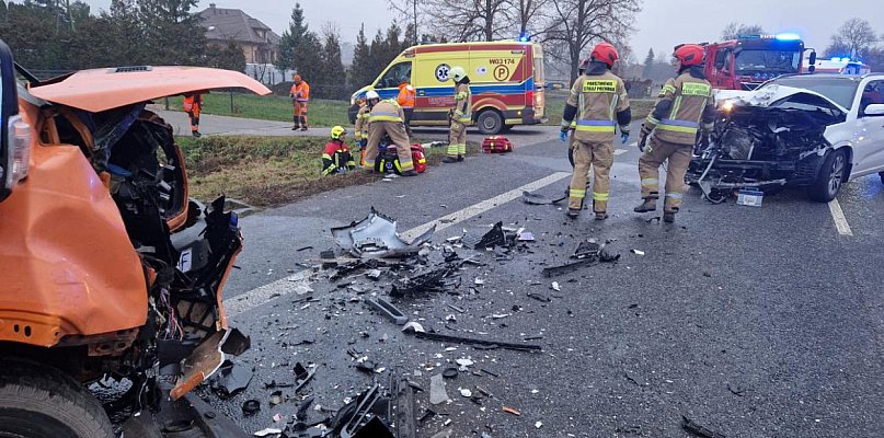 Bus zderzył się osobówką, blokada na DK92 w Lisicach [AKTUALIZACJA] - 90057