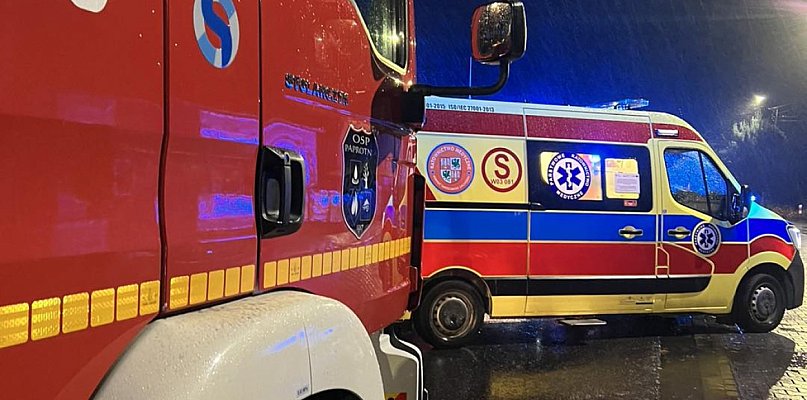 Bus zderzył się osobówką, blokada na DK92 w Lisicach - 90057
