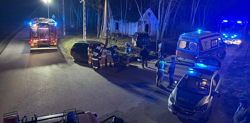 Wypadek pod kapliczką w Adamowej Górze, poszkodowany trafił do szpitala - 90115