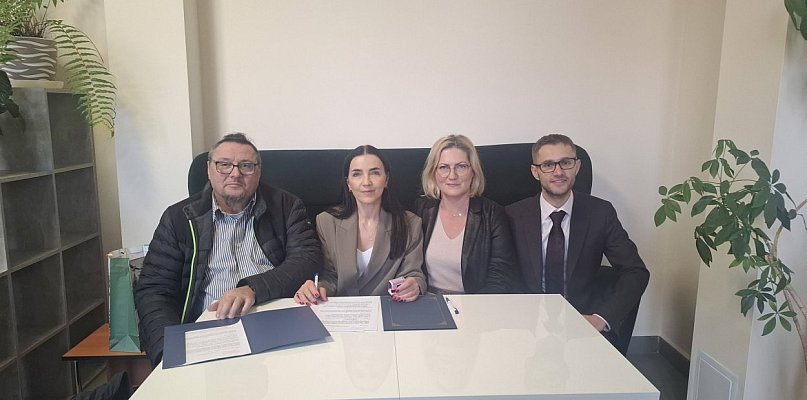 Cień padnie na szkołę w Rybnie i dobrze, umowa podpisana - 90295