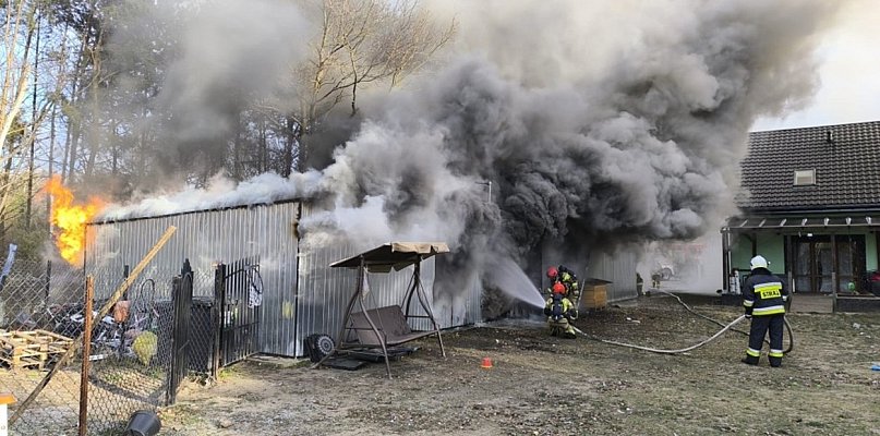 20 strażaków w walce z żywiołem, płonął garaż w Juliopolu - 90331