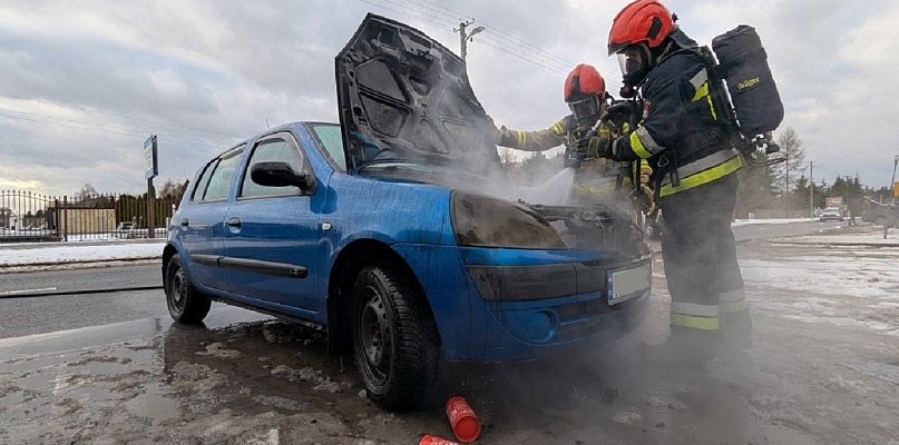 Pożar samochodu osobowego przy cmentarzu w Trojanowie - 90433