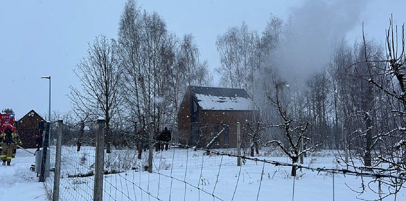 Pożar drewnianego domu mieszkalnego w Wężykach, w akcji 20 strażaków - 90598
