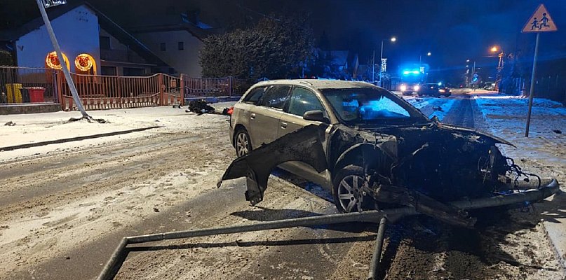 Osobówka kontra słup na 15. Sierpnia. Kierowcy brak - 90601