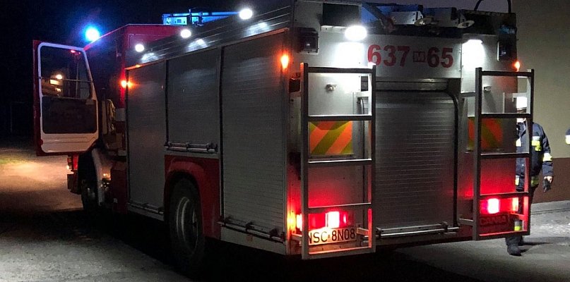 Pożar domu w Starym Dębsku, mieszkańcom zabezpieczono tymczasowe lokum