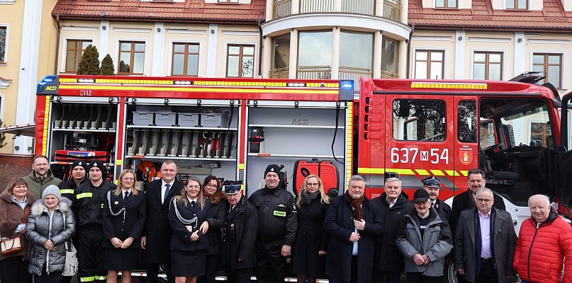 OSP Nowe Mostki na sesji rady gminy, nowy wóz ma coś, czego stary nie miał