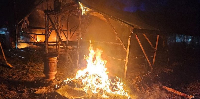 Łuna nad posesją w Kożuszkach Parcel, 14 strażaków w akcji