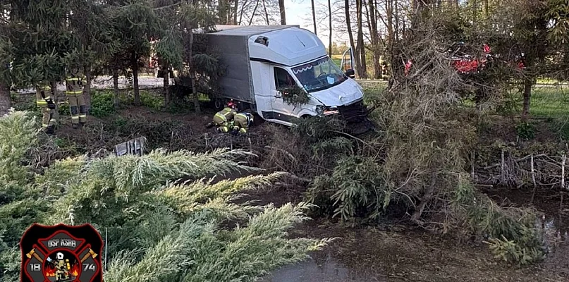 W drzewo i nad staw w Nowym Kamionie. 44-latek zatrzymany