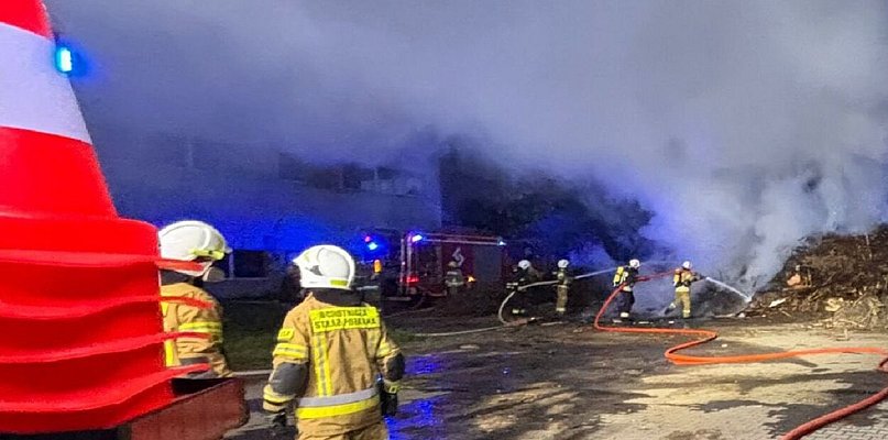 Wielki dym w Feliksowie, na miejscu 7 zastępów straży