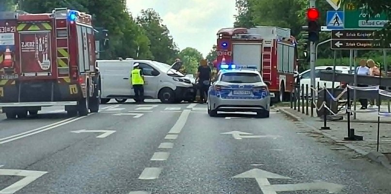 Zderzenie busów na skrzyżowaniu Warszawskiej i 600-lecia