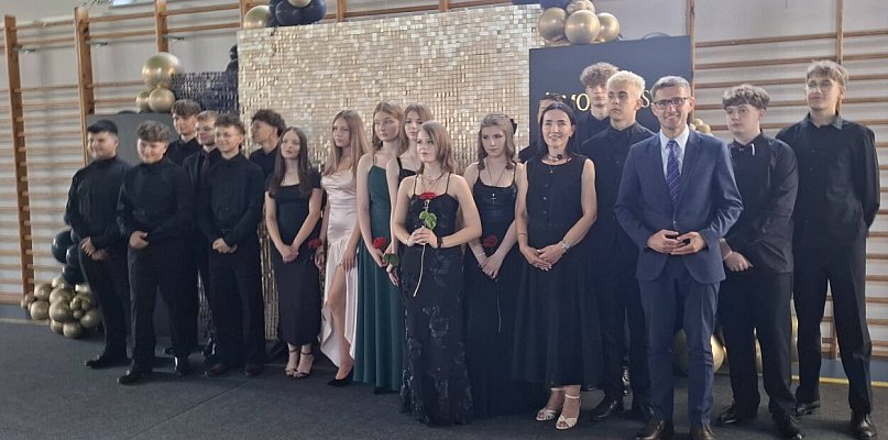 Bal ósmoklasistów w Rybnie