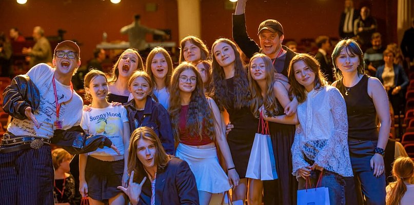 Teatr Maska z koszem festiwalowych nagród, łał