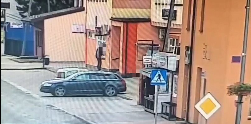 Okolice Żyrardowa: skakał z nieletnim po dachach samochodów [VIDEO]