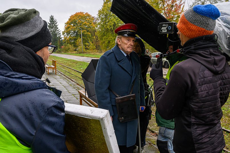 Daniel Olbrychski na planie sochaczewskiej wąskotorówki