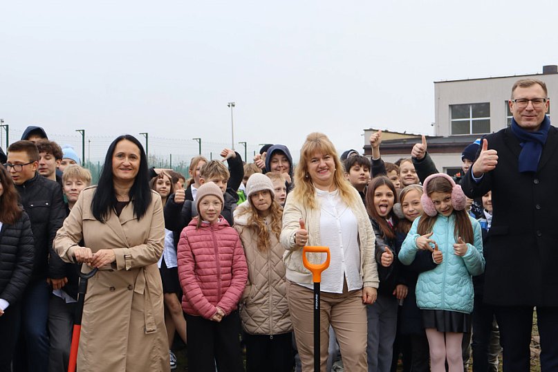 Młodzieszyn: budowę hali czas zacząć, wbito łopaty