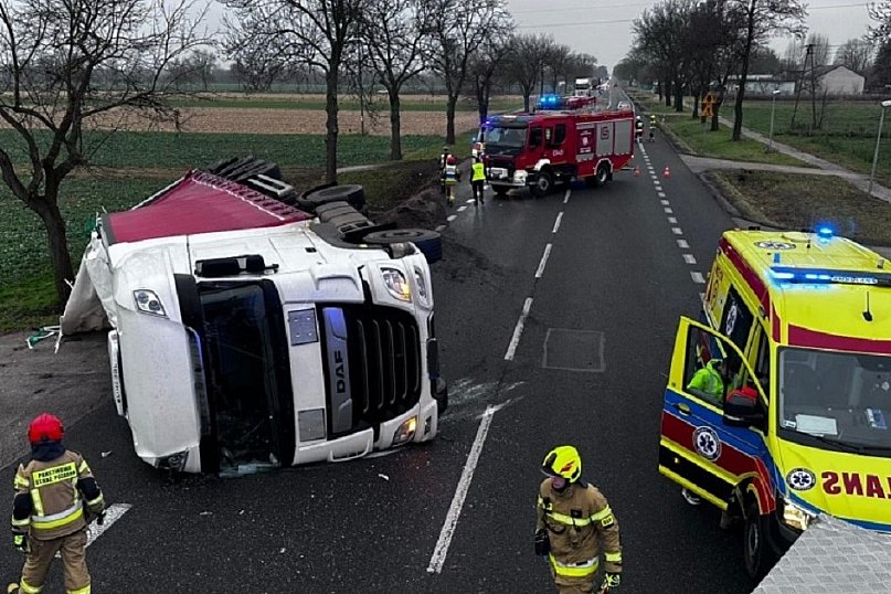 Przewrócona ciężarówka w Chrzczanach