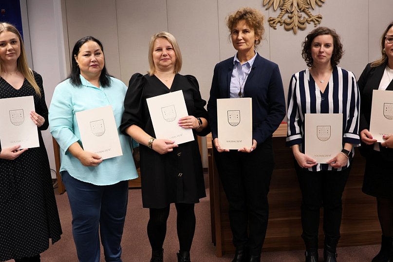 Sześć sochaczewskich nauczycielek z aktami mianowania