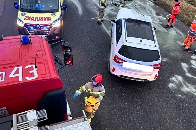 Bus zderzył się z osobówką na DK92 w Lisicach