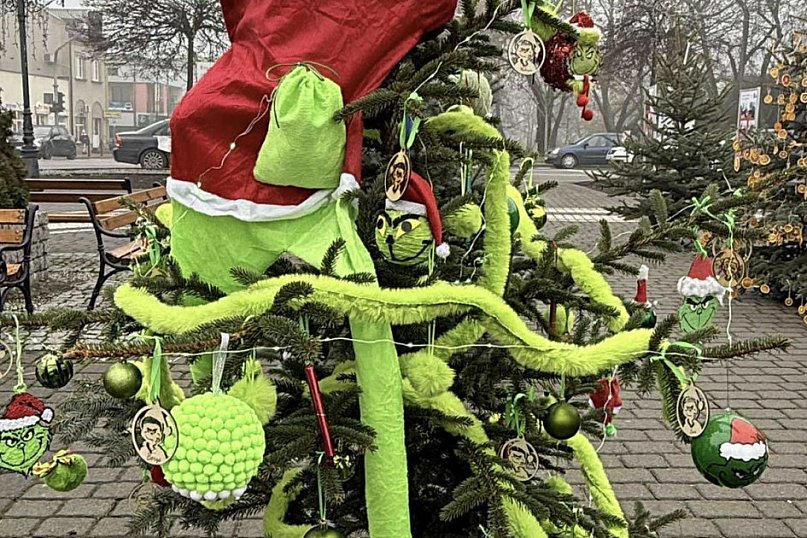 Plac Kościuszki: ktoś ukradł Grincha z choinki uczniów, ręce opadają