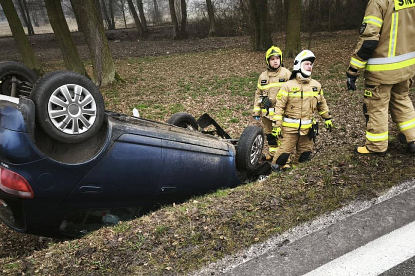 Szklanka na drogach: były zdarzenia, w tym dachowanie