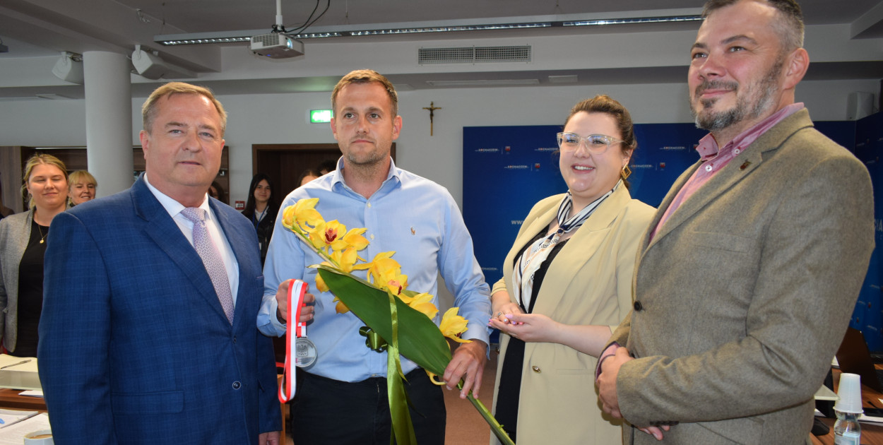 Kwiaty dla dwóch radnych z dwóch zupełnie różnych okazji