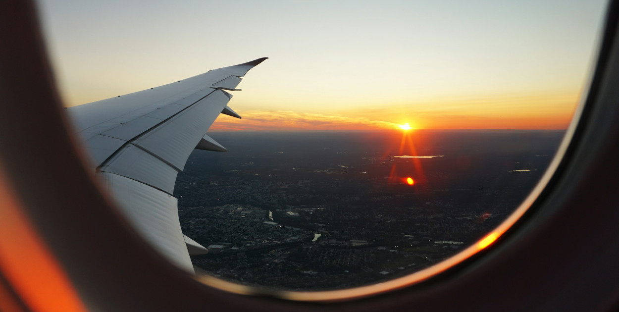  https://unsplash.com/photos/airplanes-window-view-of-sky-during-golden-hour-oCdVtGFeDC0