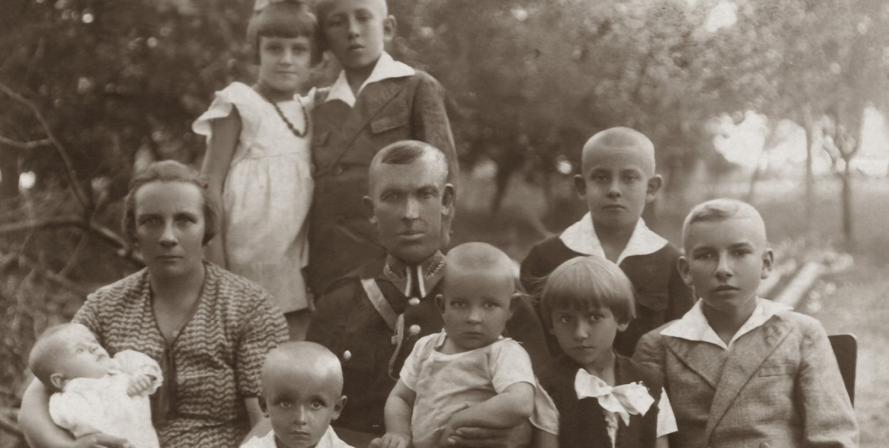 Rodzina Popielarków z Krzyżyka Iłowskiego, zdjęcie z około 1930 roku