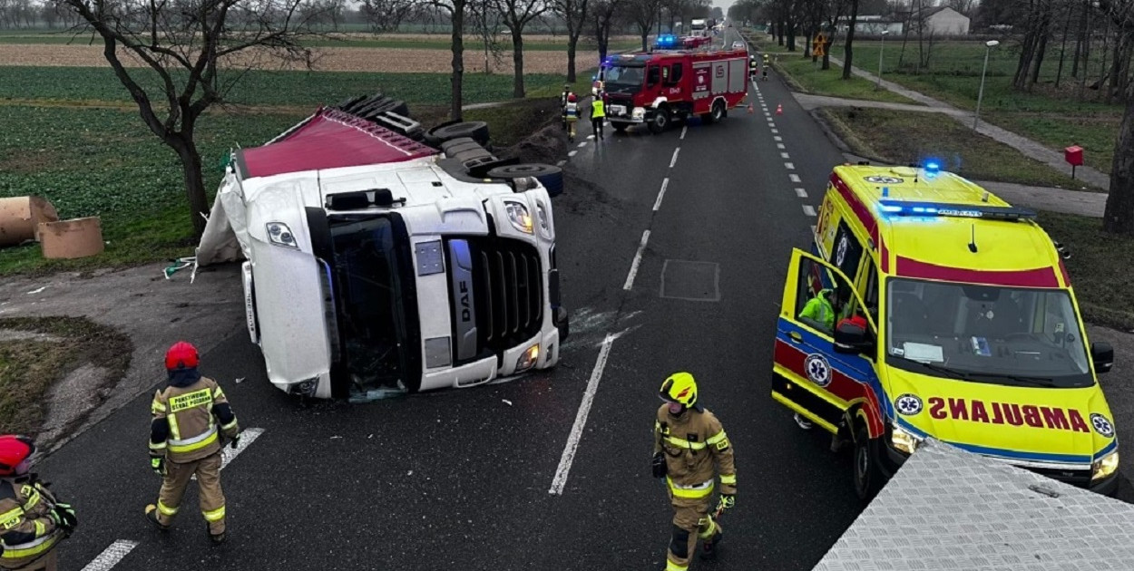 Przewrócona ciężarówka na DK 92, są utrudnienia