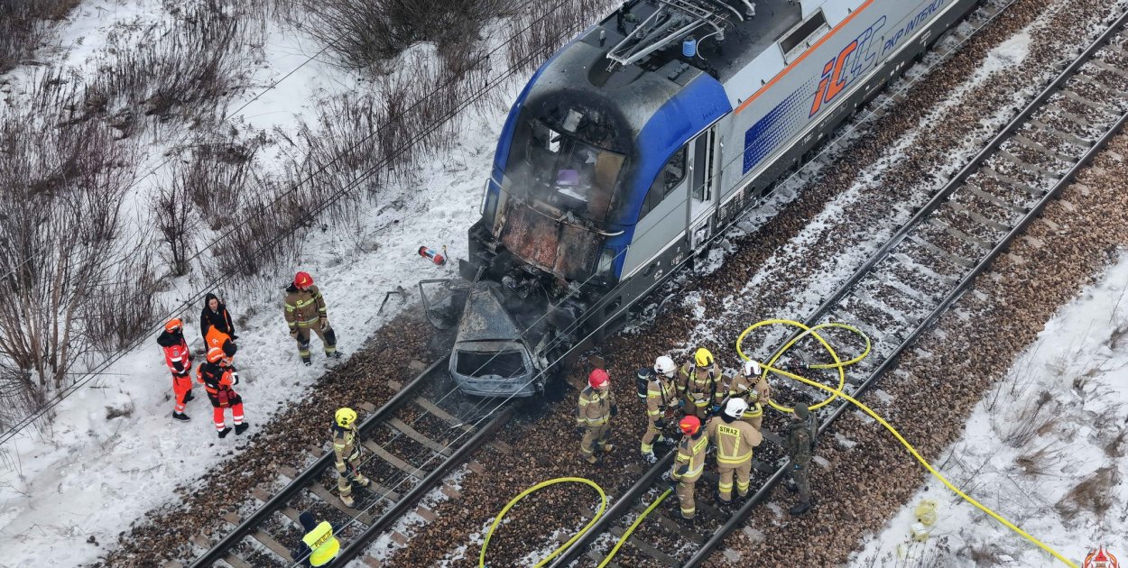 Błonie: zderzenie osobówki z dwoma pociągami, pożar, ewakuacja i utrudnienia