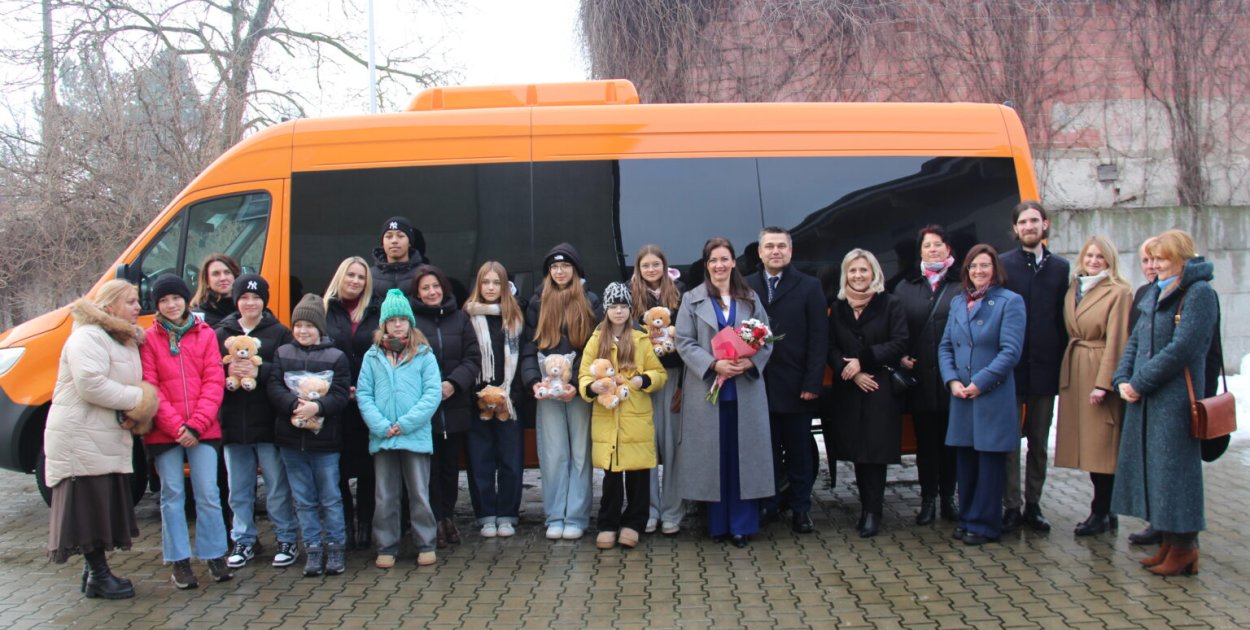 Uczniowie z gminy Kampinos z nową furą, jest pomarańcza zamiast banana