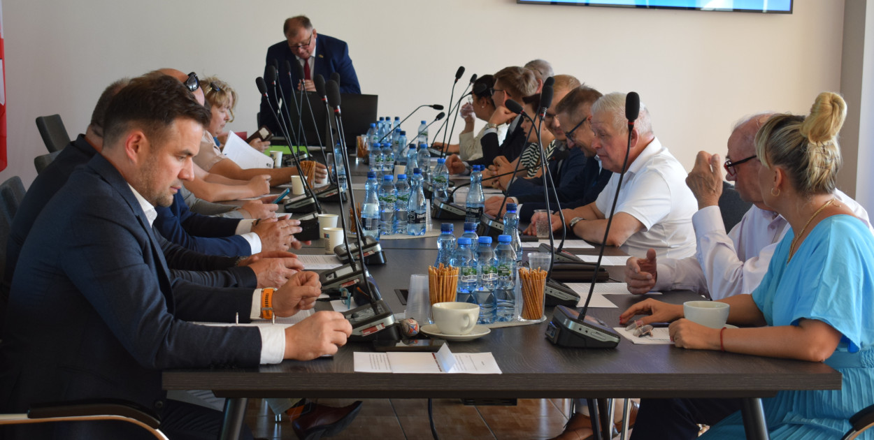 Sesja rady powiatu: wynagrodzenie nauczycieli wyższe niż przeciętne