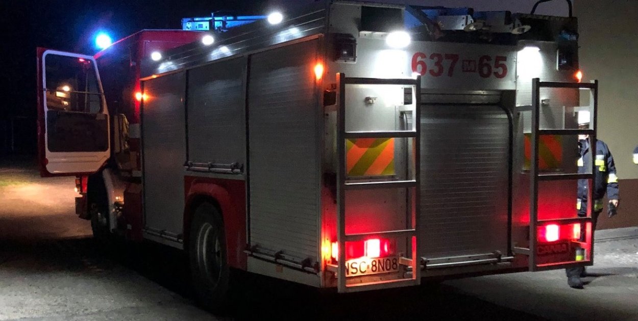 Pożar domu w Starym Dębsku, mieszkańcom zabezpieczono tymczasowe lokum