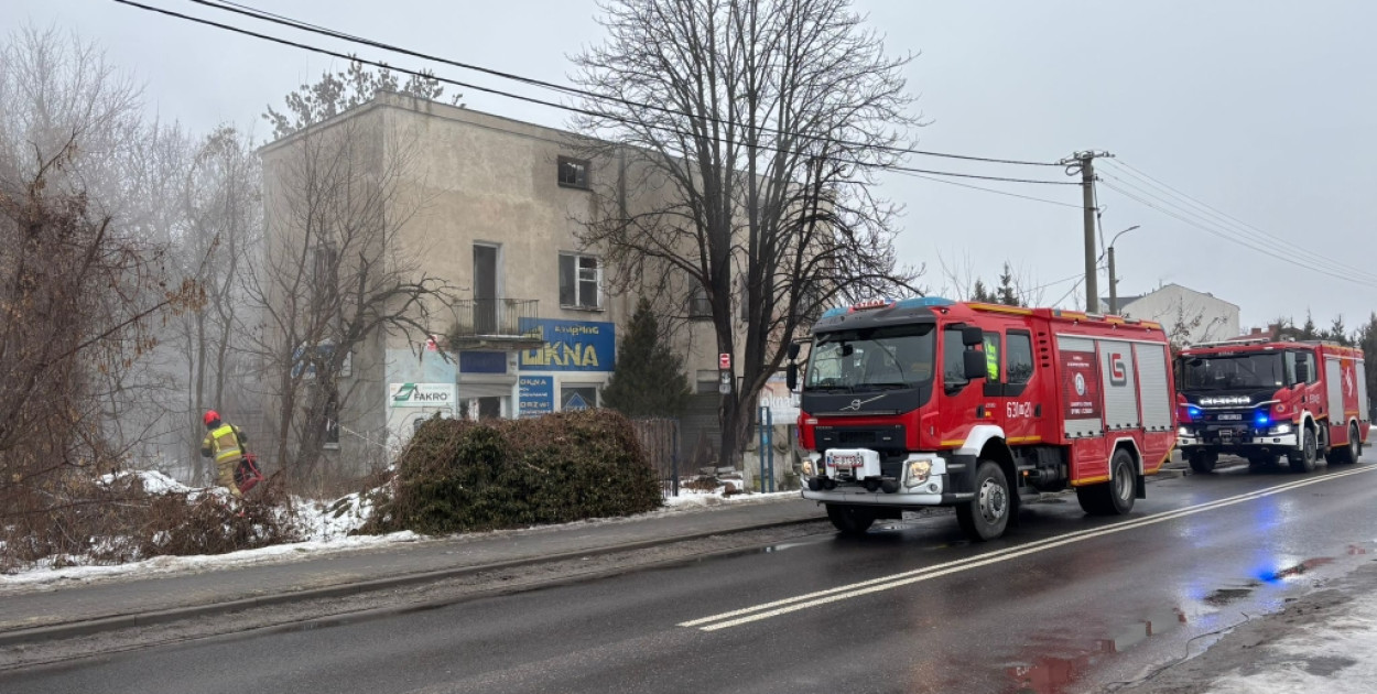 Kłęby dymu nad Sochaczewem. Pożar pustostanu przy ul. Sienkiewicza