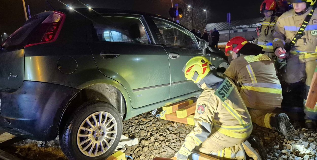 Groźnie na przejeździe kolejowym w Błoniu