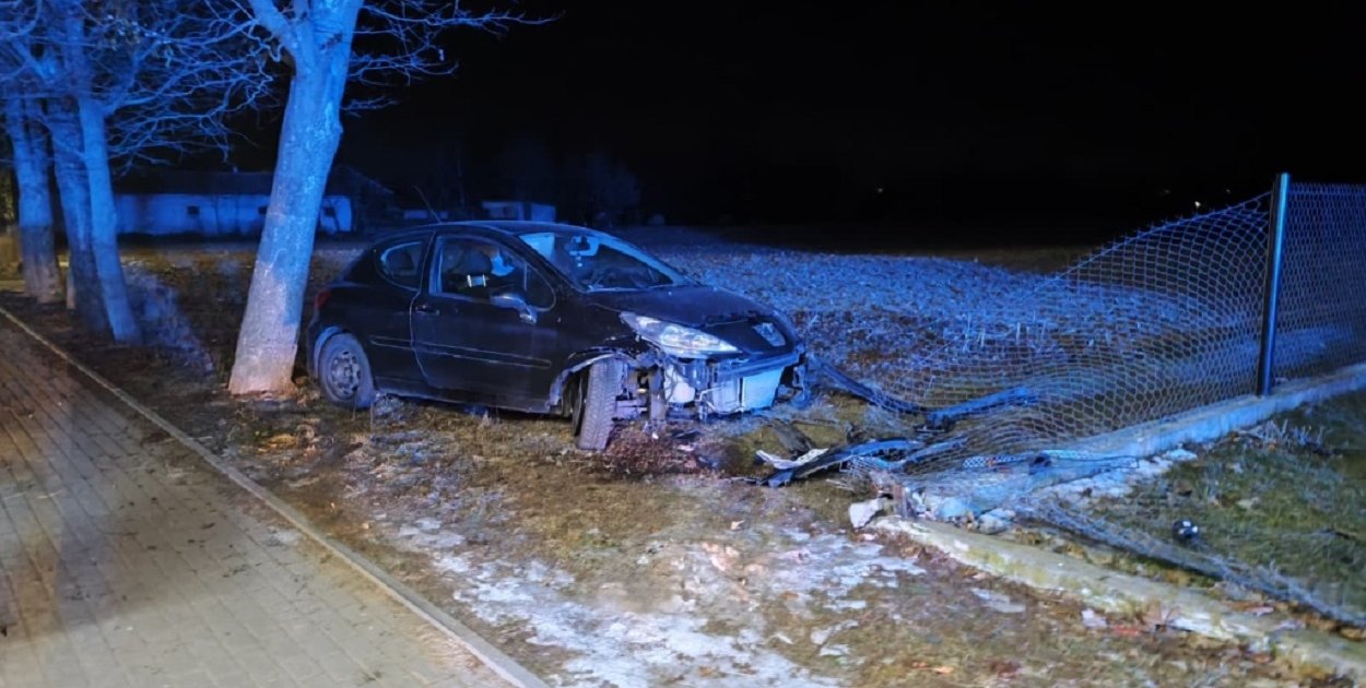 Wypadek w Janowie, samochód uderzył w ogrodzenie