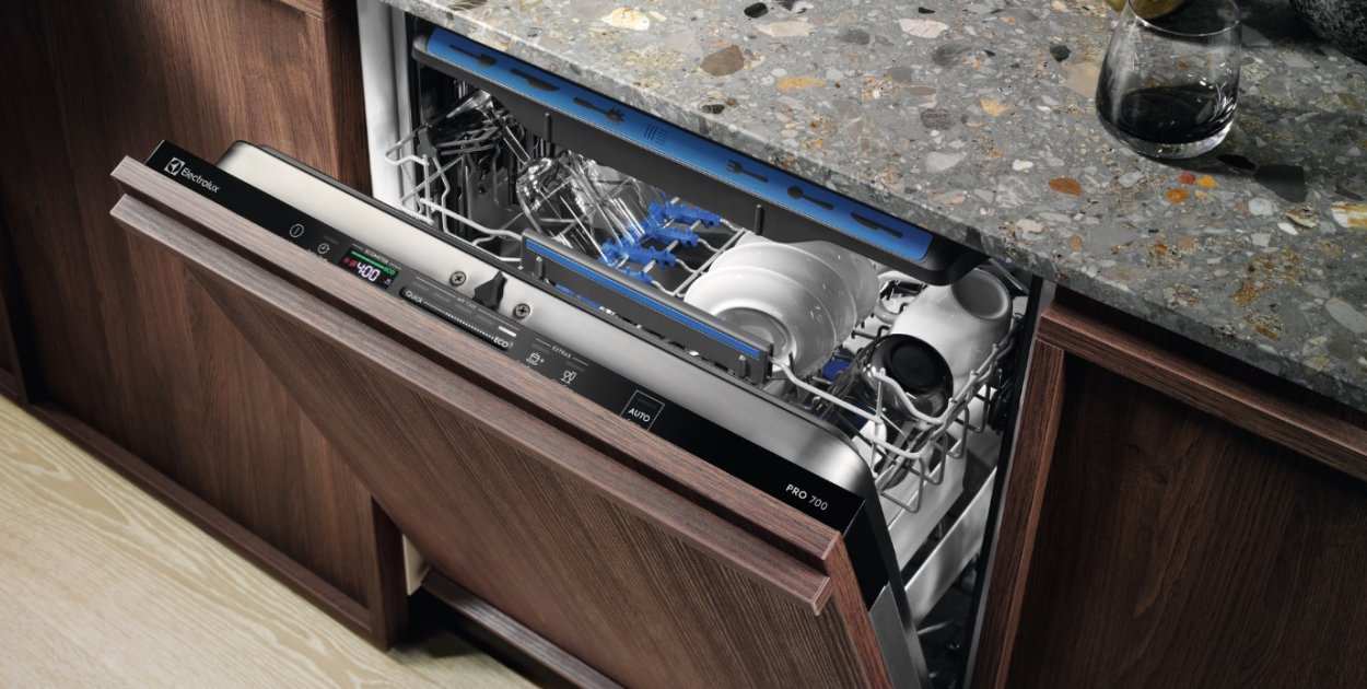 Chcesz szybko i dokładnie umyć naczynia? Zmywarka Electrolux zrobi to w 30 minut —