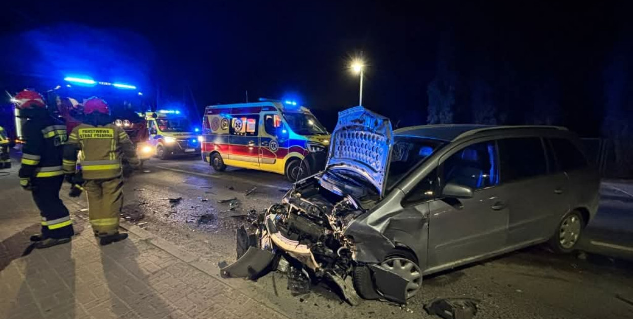 Czołowe zderzenie dwóch samochodów w Paprotni