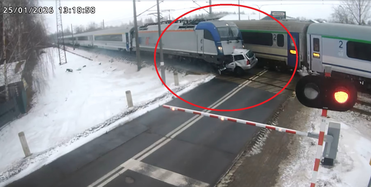 Chwile grozy w Błoniu, pociągi sprasowały auto, jest nagranie [WIDEO]