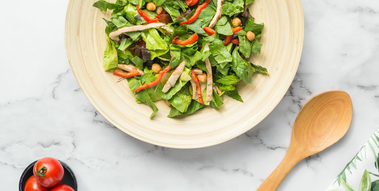 Czy jedzenie późnym wieczorem naprawdę tuczy?