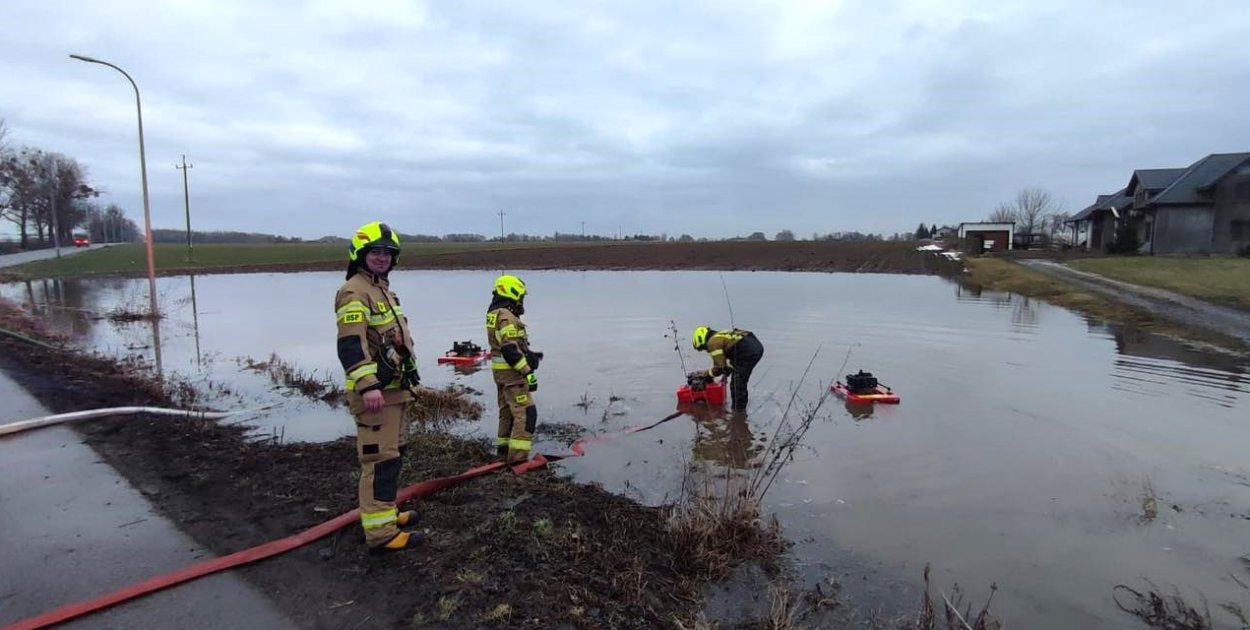 Zalania i podtopienia w powiecie, 10 interwencji straży jednej doby [FOTO]