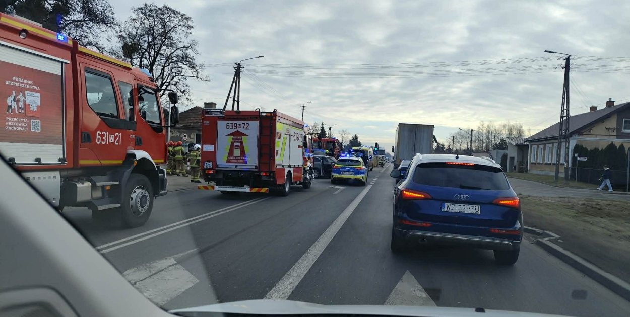 Zderzenie osobówek na DK 92 w Paprotni