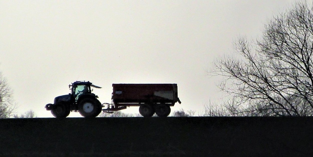 Wójt Mońka do rolników: zostawmy pola do obróbki, a drogi do jeżdżenia